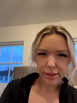 Snapshot of lolableux chatting on December 2, 2025, 4:13 pm lolableux online show from December 2, 2025, 4:13 pm