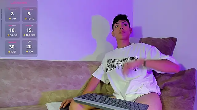 Snapshot of LoganTwink18 chatting on October 31, 2025, 1:28 am LoganTwink18 online show from October 31, 2025, 1:28 am