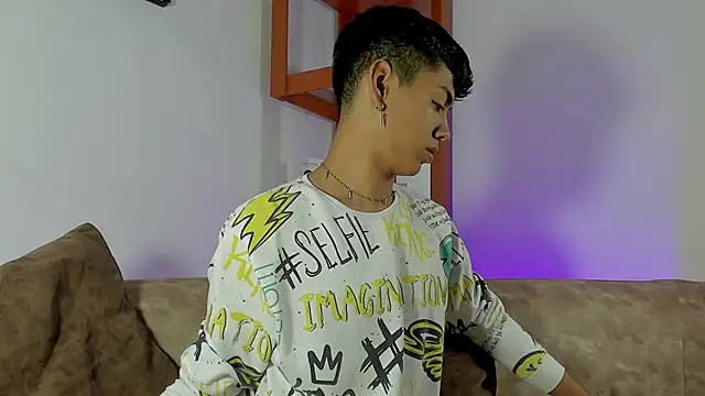 Snapshot of LoganTwink18 chatting on November 2, 2025, 11:56 am LoganTwink18 online show from November 2, 2025, 11:56 am