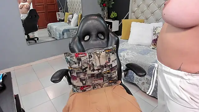 Snapshot of kris_milff chatting on October 17, 2025, 7:49 pm kris milff online show from October 17, 2025, 7:49 pm