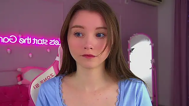 KeiraAsti online show from December 2, 2025, 6:14 pm