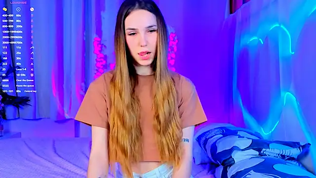 Snapshot of -CindyLou chatting on September 25, 2025, 8:23 pm -CindyLou online show from September 25, 2025, 8:23 pm