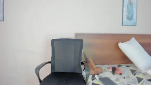 Niicol Jenner online show from February 9, 2026, 4:38 am