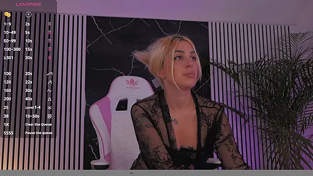 Snapshot of daisyblushh chatting on November 10, 2025, 7:35 pm daisyblushh online show from November 10, 2025, 7:35 pm