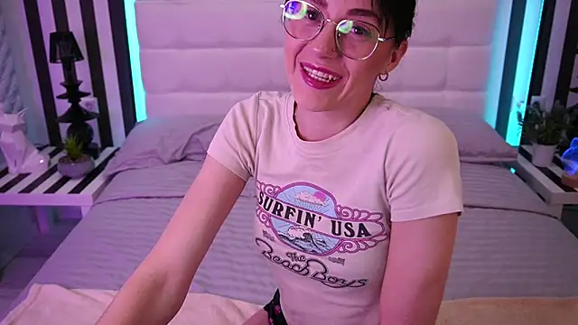 EviLune online show from April 4, 2026, 8:17 pm