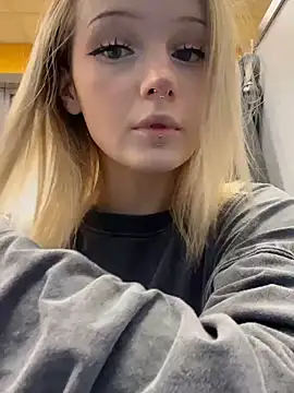 Snapshot of softlyblessed chatting on October 8, 2025, 9:01 pm softlyblessed online show from October 8, 2025, 9:01 pm