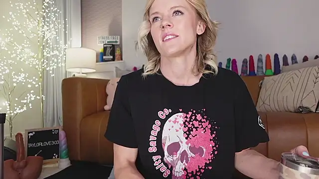 Taylorlove303 online show from February 6, 2026, 11:02 am