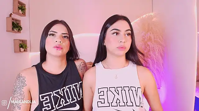 maia lia  online show from October 7, 2025, 11:46 pm