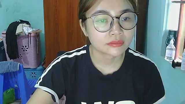 Uhem112 online show from October 18, 2025, 1:52 am