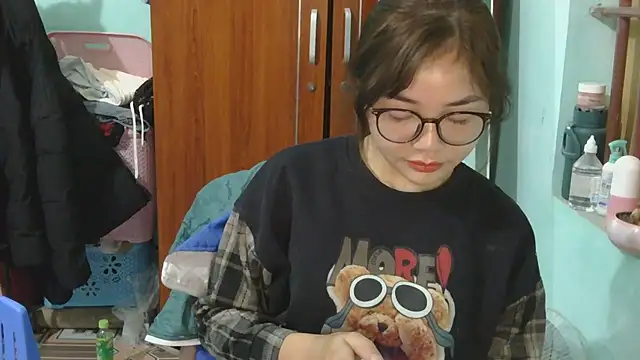 Uhem112 online show from November 18, 2025, 1:11 am