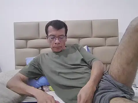 Snapshot of skinnylatino51 chatting on September 25, 2025, 12:25 am skinnylatino51 online show from September 25, 2025, 12:25 am