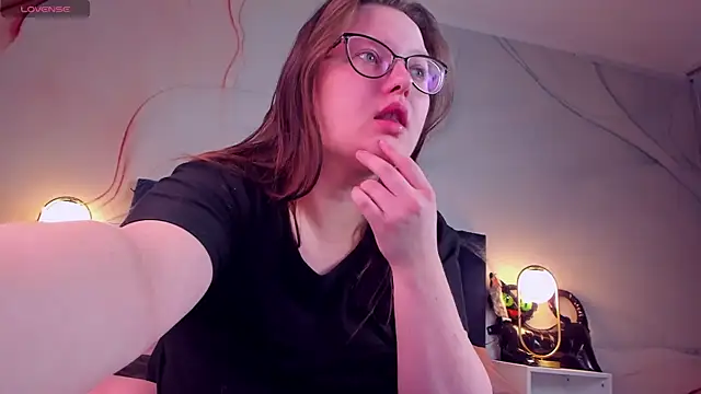 HelenDanvers online show from November 6, 2025, 3:07 am