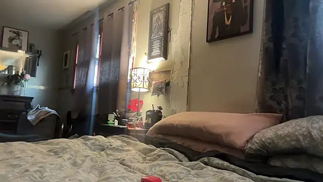 Snapshot of sexyred77713 chatting on February 25, 2026, 9:35 pm sexyred77713 online show from February 25, 2026, 9:35 pm