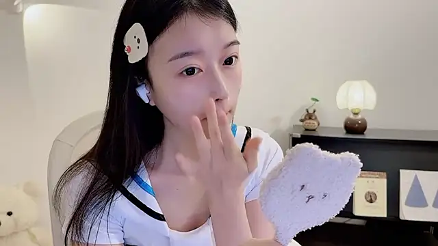 Onechestnut online show from November 24, 2025, 6:13 am