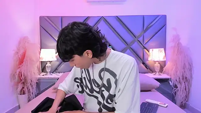 Snapshot of Milan_LewisS chatting on March 2, 2026, 12:23 pm Milan LewisS online show from March 2, 2026, 12:23 pm