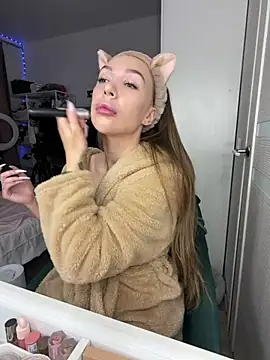 AlysonHuxley  online show from February 7, 2026, 1:20 am