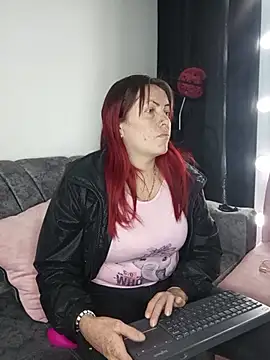 carolinhe  online show from October 14, 2025, 7:47 pm