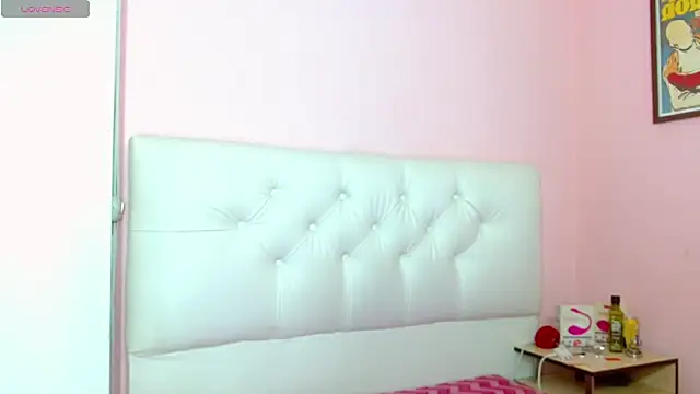 Snapshot of x_isabella_x chatting on February 7, 2026, 7:39 pm x isabella x online show from February 7, 2026, 7:39 pm