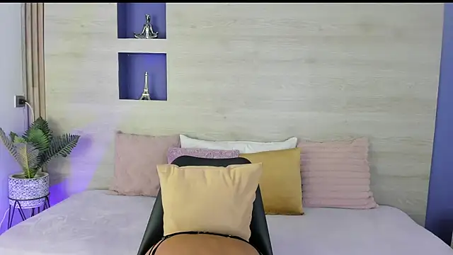 Stephanni  online show from September 19, 2025, 1:23 pm