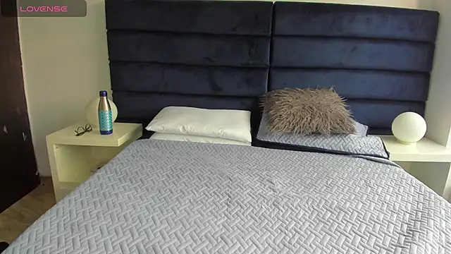 CHARLOTTE KNOX online show from October 14, 2025, 11:55 am