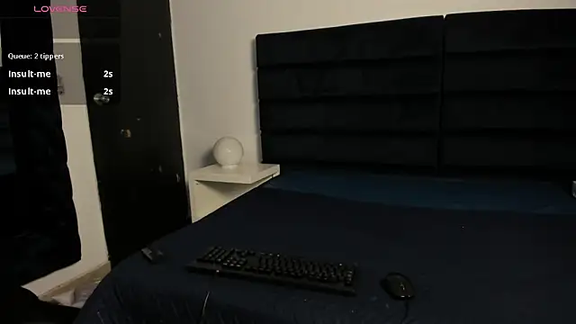 CHARLOTTE KNOX online show from October 27, 2025, 11:52 pm