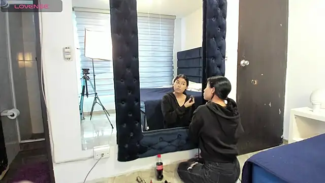 CHARLOTTE KNOX online show from October 28, 2025, 11:58 am