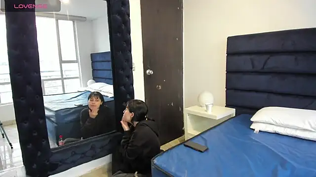 CHARLOTTE KNOX online show from October 29, 2025, 11:56 am