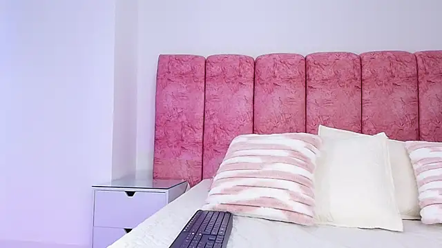 emmacurvy online show from November 14, 2025, 3:05 am