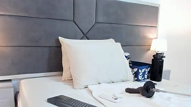 franceska milf online show from February 14, 2026, 12:24 pm