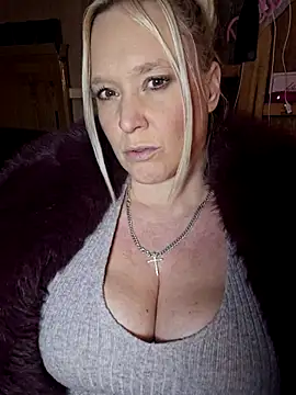 Bouncy-Bella28X online show from December 17, 2025, 12:33 pm