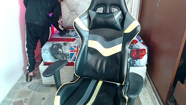 yiisu  online show from October 1, 2025, 6:03 pm