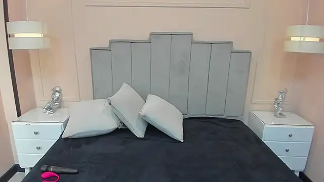 gabriela lux online show from October 30, 2025, 1:45 pm