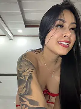 CrisMarulanda online show from June 21, 2026, 6:27 am