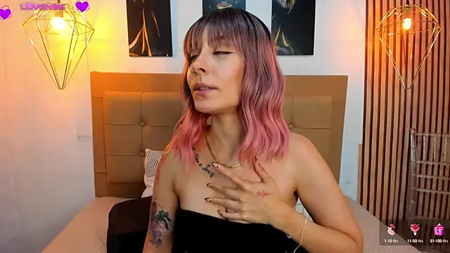 alesziarose online show from September 24, 2025, 7:17 pm