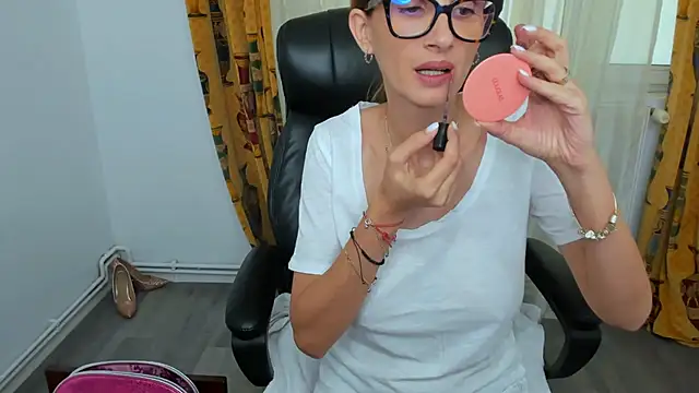 Snapshot of NaughtyWifey1 chatting on September 11, 2025, 5:18 am NaughtyWifey1 online show from September 11, 2025, 5:18 am