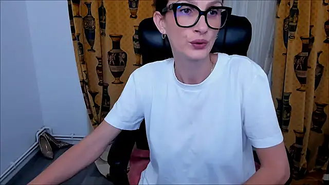 Snapshot of NaughtyWifey1 chatting on September 19, 2025, 4:47 am NaughtyWifey1 online show from September 19, 2025, 4:47 am