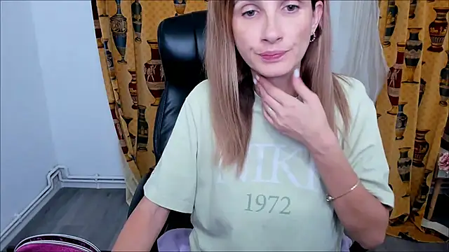 Snapshot of NaughtyWifey1 chatting on October 3, 2025, 5:04 am NaughtyWifey1 online show from October 3, 2025, 5:04 am