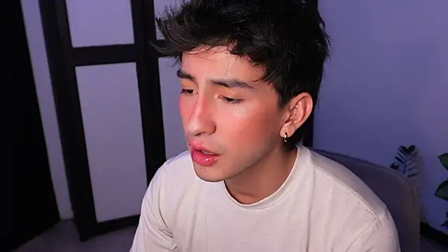 sweettaaron01 online show from June 12, 2026, 11:57 pm