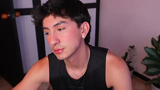 sweettaaron01 online show from June 17, 2026, 11:05 pm