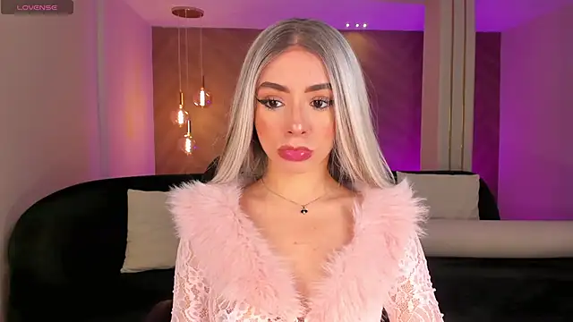 IsabellaMoreau online show from April 6, 2026, 7:48 pm