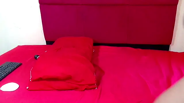 HugeTitisxx online show from March 25, 2026, 7:03 am