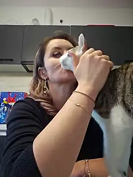 Snapshot of SeductiveMom chatting on January 13, 2025, 7:21 am SeductiveMom online show from January 13, 2025, 7:21 am