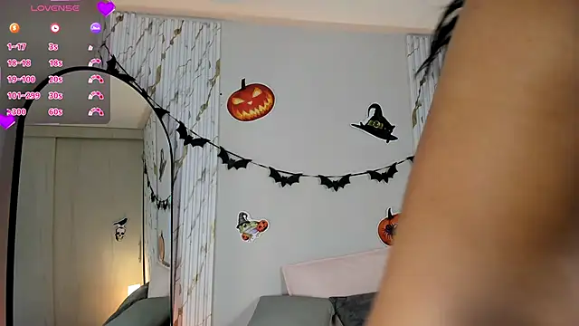 Snapshot of MissVioleet_ chatting on October 19, 2025, 5:02 pm MissVioleet online show from October 19, 2025, 5:02 pm