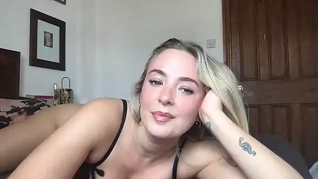 Snapshot of rosiegirl33 chatting on May 26, 2026, 2:24 pm rosiegirl33 online show from May 26, 2026, 2:24 pm