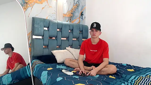 Snapshot of TWINKS_FRIENDS chatting on February 13, 2026, 1:29 pm TWINKS FRIENDS online show from February 13, 2026, 1:29 pm