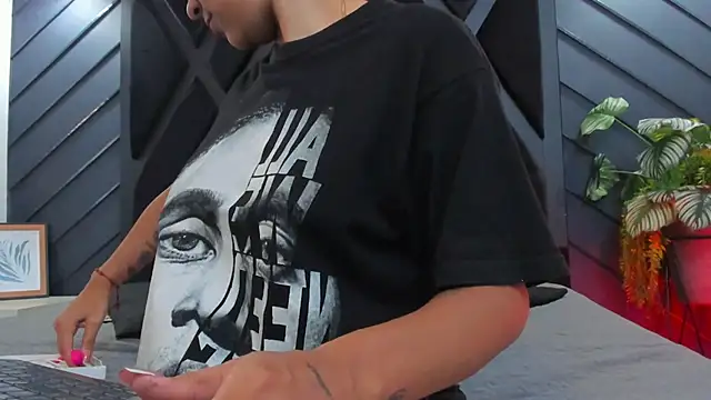 Snapshot of zoe_martins_ chatting on October 6, 2025, 5:21 pm zoe martins online show from October 6, 2025, 5:21 pm