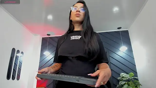 Snapshot of zoe_martins_ chatting on January 8, 2026, 5:15 pm zoe martins online show from January 8, 2026, 5:15 pm