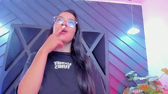 zoe martins  online show from February 17, 2026, 5:19 pm