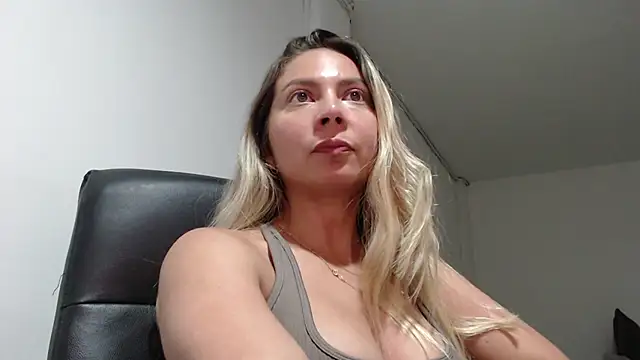 manelyk 17 online show from March 3, 2026, 11:10 pm