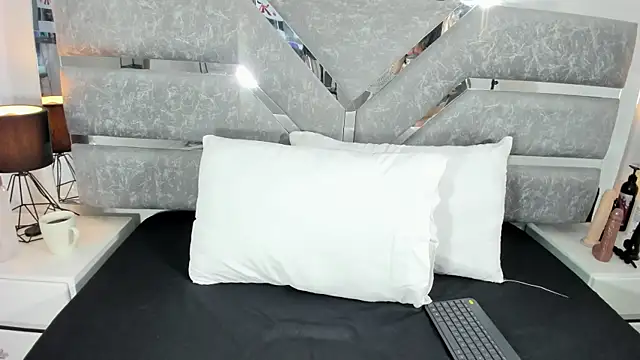 Snapshot of Karla-Lin chatting on October 27, 2025, 1:04 pm Karla-Lin online show from October 27, 2025, 1:04 pm